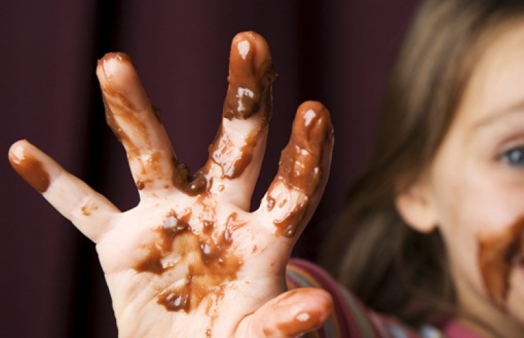 އޮފީސް މީހެއްގެ ޗޮކްލެޓެއް ކާލުމުން ގެއްލުނީ ވަޒީފާ