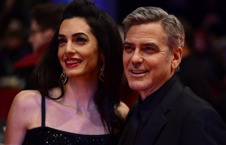 ސީރިއާގެ 3000 ކުދިންނަށް އަމާލް އާއި ކްލޫނީ އެހީވަނީ