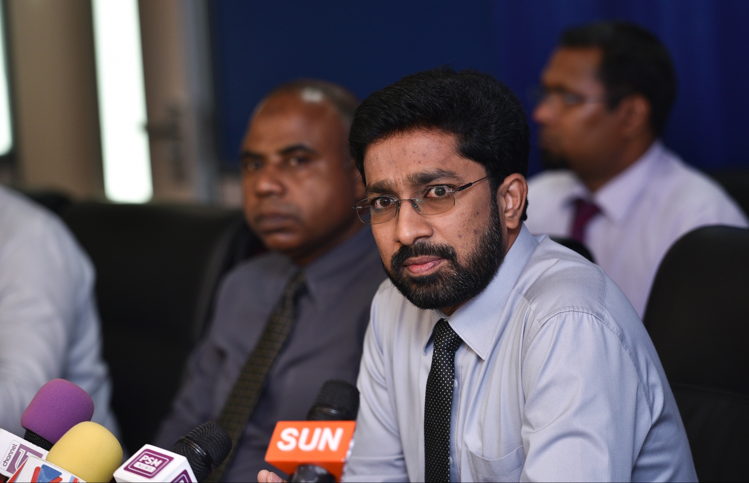 ހޯމް މިނިސްޓަރު އަޒްލީން މިއަދު ނޫސްވެރިންނާ ވާހަކަ ދައްކަވަނީ.---މިހާރު ފޮޓޯ: ހުސެއިން ވަހީދު