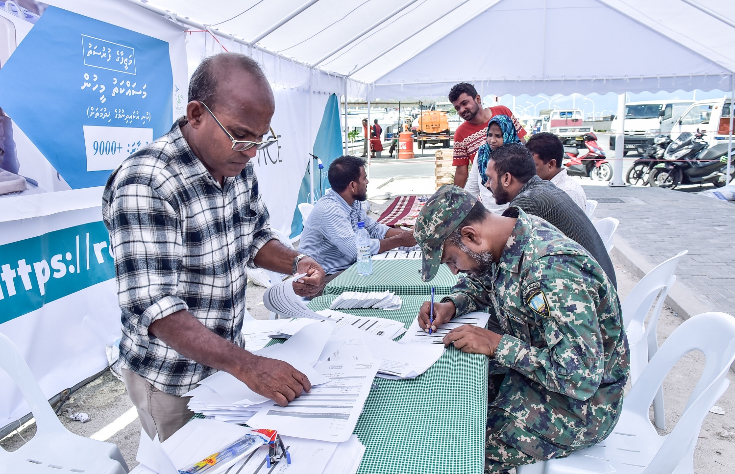 ކުނި އުކާލުމަށް މީހަކު މިއަދު ރަޖިސްޓްރީ ކުރަނީ: ގިނަ ބަޔަކު ރަޖިސްޓްރީކުރީ އެންމެ ފަހު ވަގުތު -- ފޮޓޯ: ހުސެއިން ވަހީދު/ މިހާރު