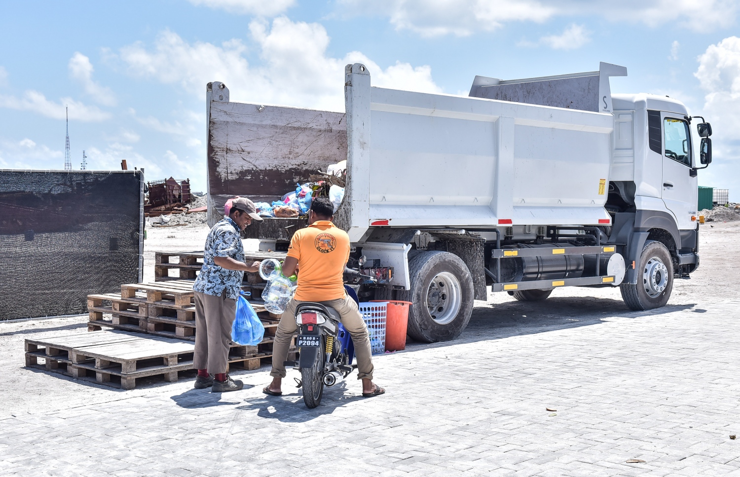 ވެމްކޯގެ ކުޅި އުކާލާ އޭރިއާގައި އޮތް ވެހިކަލެއް. -- ފޮޓޯ: މިހާރު