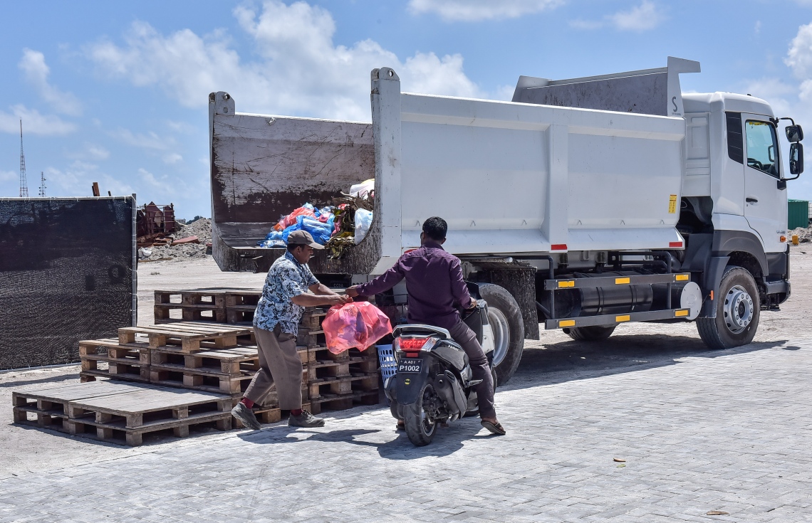 މާލެ: އޮގަސްޓް 2، 2017- މީހަކު ގޭގެ ކުނި އުކާލުމަށް ކުނިކޮށްޓަށް ގޮސް. މުޅި މާލޭގެ ކުނިއުކާލުމުގެ މަސައްކަތް ބިދޭސީން ކުރަމުން އަންނަނިކޮށް ވެމްކޯއިން އެކަން މަނާކޮށް، އެކުންފުނިން އެމަސައްކަތާއި ހަވާލުވުމާއިއެކު މިއަދު ވަނީ އެކުންފުންޏަށާއި އާންމުންނަށް ގިނަ ދަތިތަކަކާއި ގޮންޖެހުންތަކަކާއި ކުރިމަތިލާންޖެހިފައި.---މިހާރު ފޮޓޯ: ހުސެއިން ވަހީދު