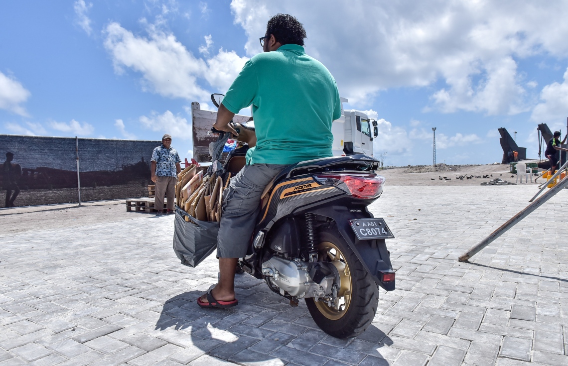 މާލެ: އޮގަސްޓް 2، 2017- މީހަކު ގޭގެ ކުނި އުކާލުމަށް ސައިކަލެއްގައި ދަނީ. މުޅި މާލޭގެ ކުނިއުކާލުމުގެ މަސައްކަތް ބިދޭސީން ކުރަމުން އަންނަނިކޮށް ވެމްކޯއިން އެކަން މަނާކޮށް، އެކުންފުނިން އެމަސައްކަތާއި ހަވާލުވުމާއިއެކު މިއަދު ވަނީ އެކުންފުންޏަށާއި އާންމުންނަށް ގިނަ ދަތިތަކަކާއި ގޮންޖެހުންތަކަކާއި ކުރިމަތިލާންޖެހިފައި.---މިހާރު ފޮޓޯ: ހުސެއިން ވަހީދު