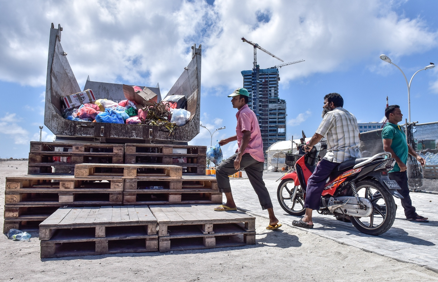 ކުނިކޮށި ސަރަހައްދު: ކުނި އުކަން ނުދާ އެތައް ބަޔަކު މިއަދު ކުނި އުކަން ދާން ޖެހުނު -- ފޮޓޯ: ހުސެއިން ވަހީދު/ މިހާރު
