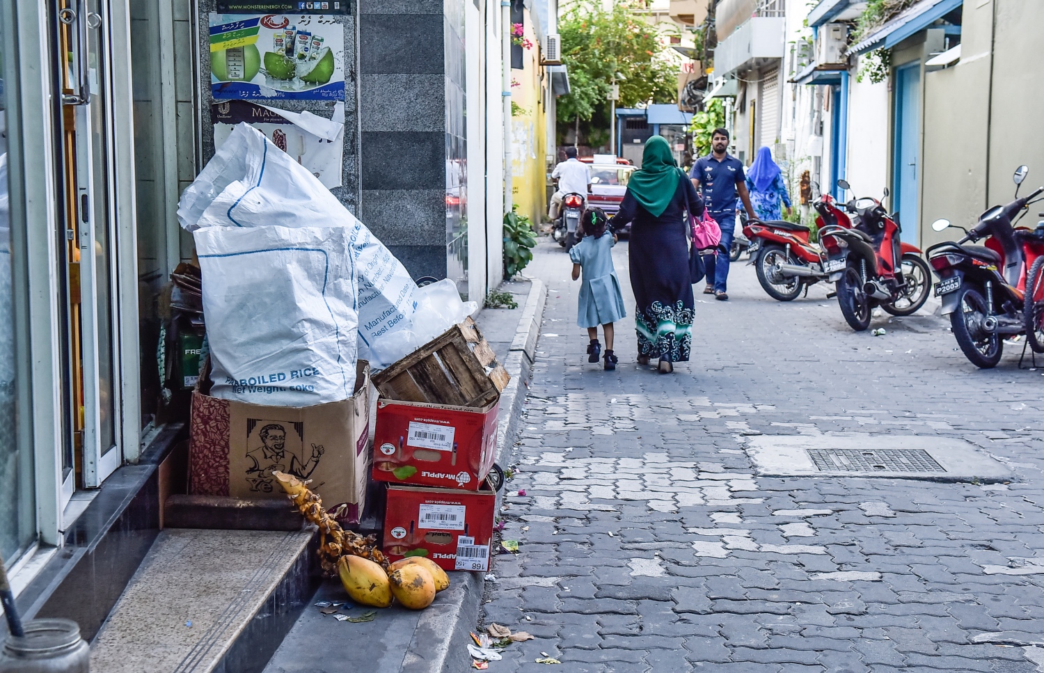 މާލޭގެ ފިހާރައެއްގެ ކުރިމަތީގައި ބަޔަކު ކުނިތަކެެއް ބަހައްޓާފައި.