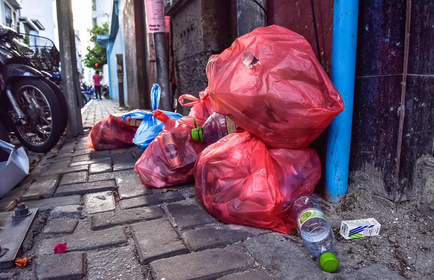 ގޭގެއިން އުކާލުމަށް މަގުމައްޗަށް ނެރެފައި ހުރި ކުނިތަކެއް.---މިހާރު ފޮޓޯ: ހުސެއިން ވަހީދު