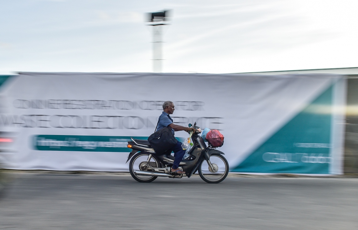 މާލެ: އޮގަސްޓް 2، 2017- ސައިކަލެއްގައި މީހަކު ކުނި އުކާލަން ދަނީ. މުޅި މާލޭގެ ކުނިއުކާލުމުގެ މަސައްކަތް ބިދޭސީން ކުރަމުން އަންނަނިކޮށް ވެމްކޯއިން އެކަން މަނާކޮށް، އެކުންފުނިން އެމަސައްކަތާއި ހަވާލުވުމާއިއެކު މިއަދު ވަނީ އެކުންފުންޏަށާއި އާންމުންނަށް ގިނަ ދަތިތަކަކާއި ގޮންޖެހުންތަކަކާއި ކުރިމަތިލާންޖެހިފައި.---މިހާރު ފޮޓޯ: ހުސެއިން ވަހީދު