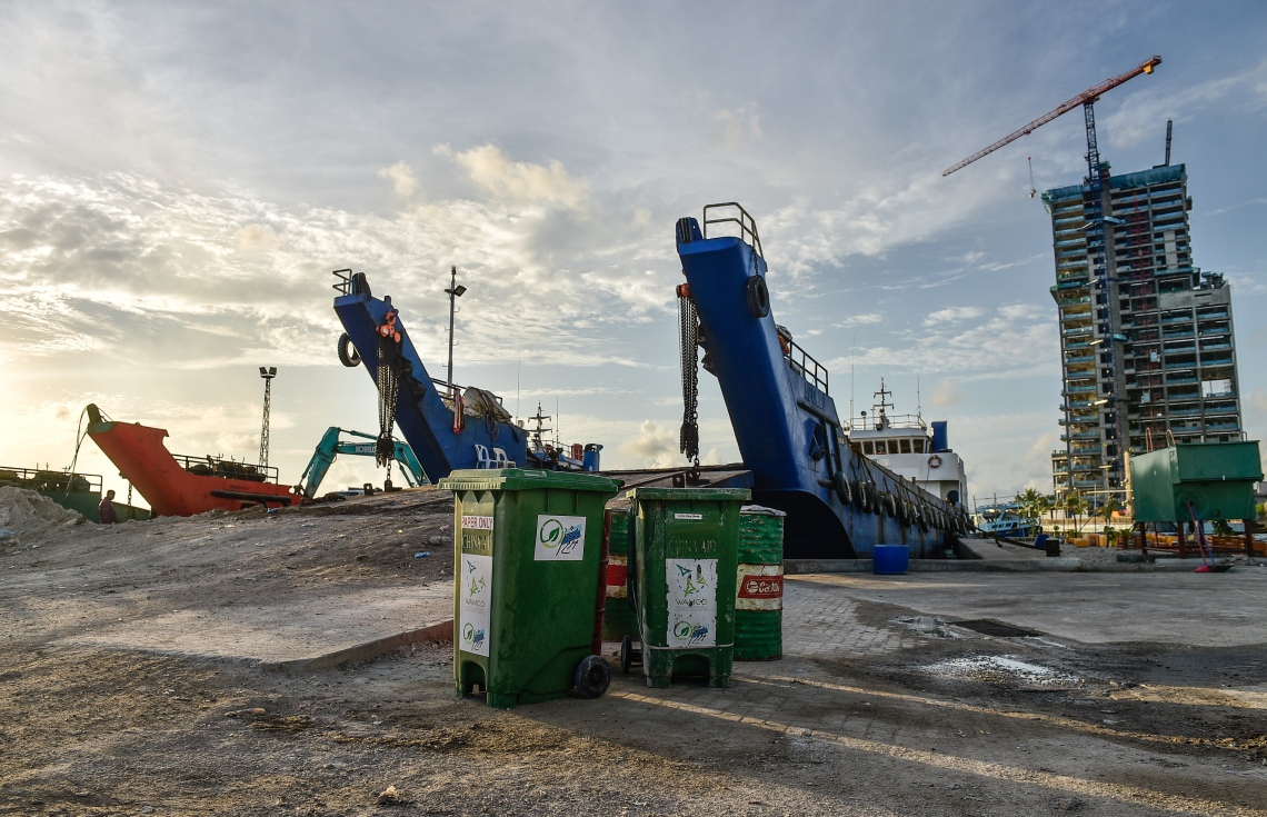 މާލެ: އޮގަސްޓް 2، 2017- ކުނިކޮށި ސަރަހައްދުގައި އޮތް ކުނިއުފުލާ ބާޖެއް. މުޅި މާލޭގެ ކުނިއުކާލުމުގެ މަސައްކަތް ބިދޭސީން ކުރަމުން އަންނަނިކޮށް ވެމްކޯއިން އެކަން މަނާކޮށް، އެކުންފުނިން އެމަސައްކަތާއި ހަވާލުވުމާއިއެކު މިއަދު ވަނީ އެކުންފުންޏަށާއި އާންމުންނަށް ގިނަ ދަތިތަކަކާއި ގޮންޖެހުންތަކަކާއި ކުރިމަތިލާންޖެހިފައި.---މިހާރު ފޮޓޯ: ހުސެއިން ވަހީދު