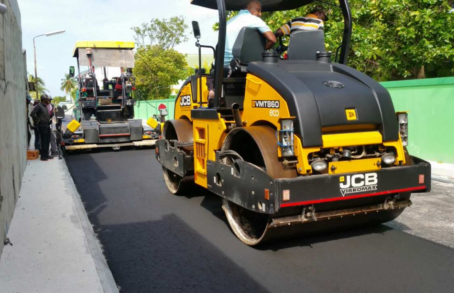 ދިއްދޫ މަގުތަކުގައި ތާރު އެޅުމުގެ މަސައްކަތް ކުރަނީ-- ފޮޓޯ/ ހައުސިން މިނިސްޓްރީ