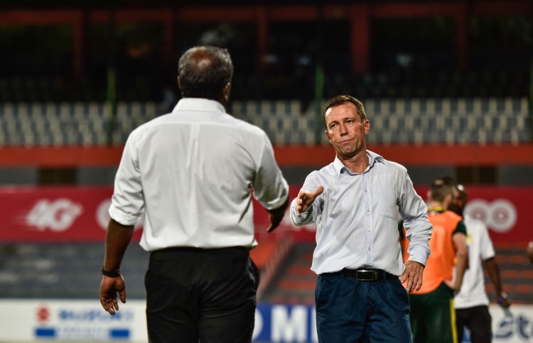 އީގަލްސް އިން އަބަދުވެސް ޕްރެޝަރުކުރޭ: ސެކުލޮސްކީ