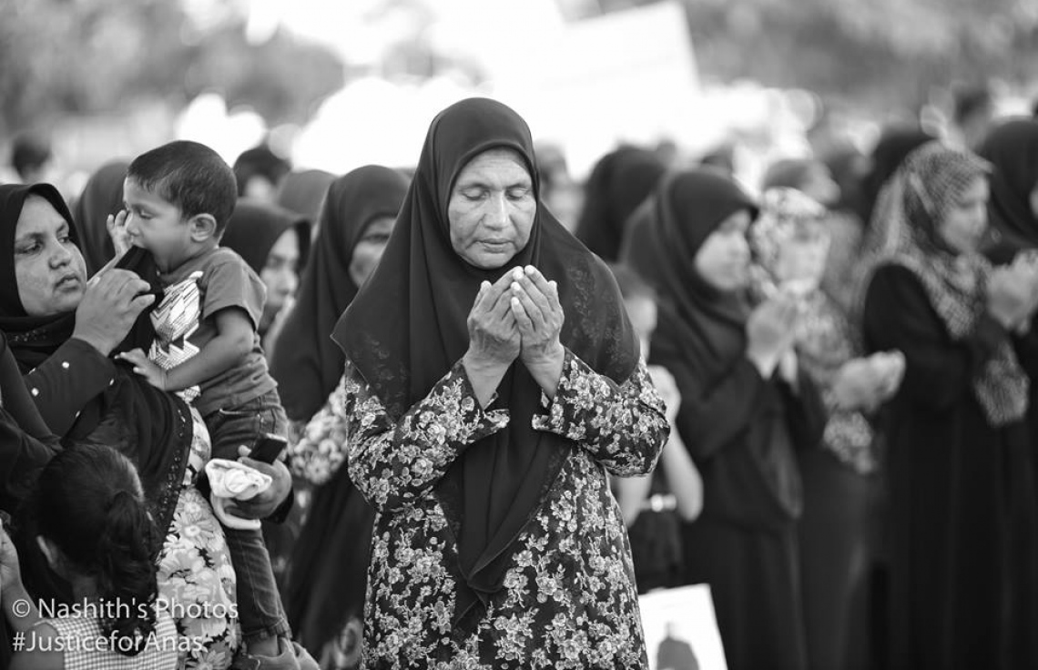 ރ. މީދޫ: އޮގަސްޓް 5، 2017: މެޔަށް ވަޅި ހަރައި މިދިޔަ ހަފުތާގައި މަރައިލި މުހައްމަދު އަަނަސް އަށް އިންސާފު ހޯދައިދިނުމަށް ގޮވާލާ އެރަށުގައި ބޭއްވި ހިނގާލުމުގައި އެރަށުގެ ގިނަ ބަޔަކު ބައިވެރިވަނީ: ހަށިގަނޑުގެ 37 ތަނަކަށް ވަޅި ހަރައި އަނަސް މަރާލާފައިވަނީ، މާލޭގެ ލިޓަސް ސާވިސް ސެންޓަރުގެ ތެރޭގައި ހުއްޓައި.-- ފޮޓޯ: ނާޝިތު