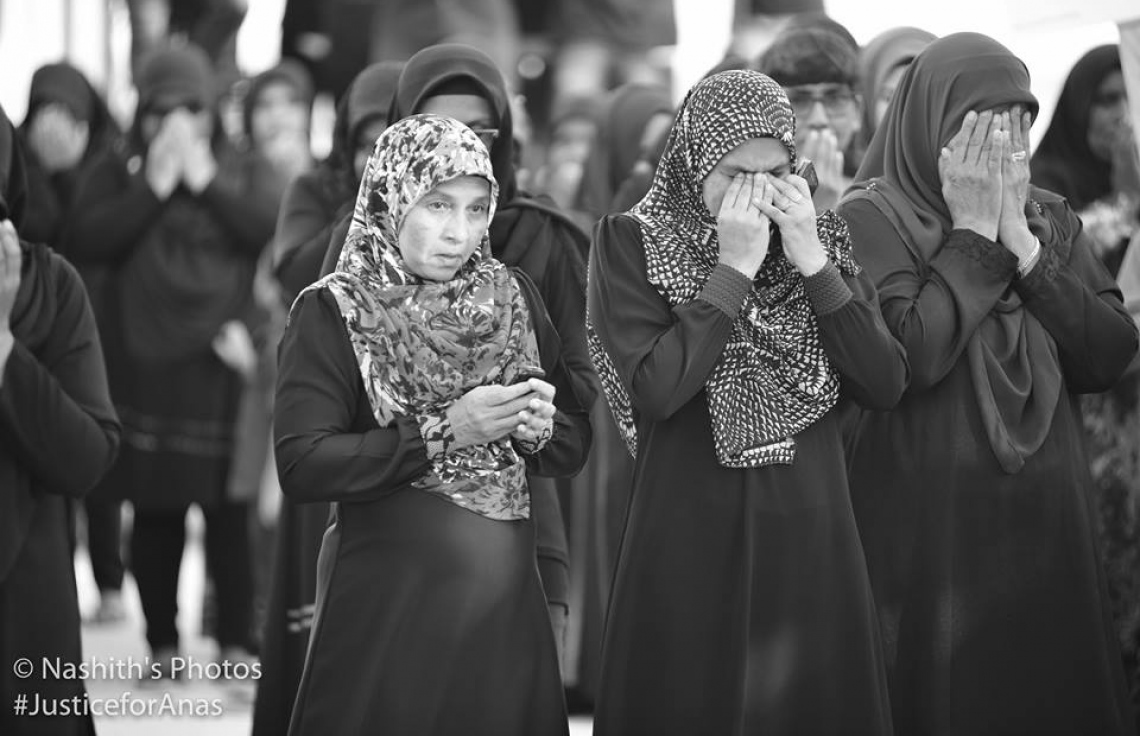 ރ. މީދޫ: އޮގަސްޓް 5، 2017: މެޔަށް ވަޅި ހަރައި މިދިޔަ ހަފުތާގައި މަރައިލި މުހައްމަދު އަަނަސް އަށް އިންސާފު ހޯދައިދިނުމަށް ގޮވާލާ އެރަށުގައި ބޭއްވި ހިނގާލުމުގައި އެރަށުގެ ގިނަ ބަޔަކު ބައިވެރިވަނީ: ހަށިގަނޑުގެ 37 ތަނަކަށް ވަޅި ހަރައި އަނަސް މަރާލާފައިވަނީ، މާލޭގެ ލިޓަސް ސާވިސް ސެންޓަރުގެ ތެރޭގައި ހުއްޓައި.-- ފޮޓޯ: ނާޝިތު