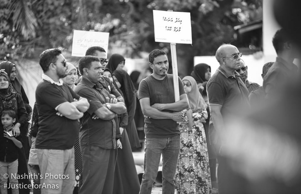 ރ. މީދޫ: އޮގަސްޓް 5، 2017: މެޔަށް ވަޅި ހަރައި މިދިޔަ ހަފުތާގައި މަރައިލި މުހައްމަދު އަަނަސް އަށް އިންސާފު ހޯދައިދިނުމަށް ގޮވާލާ އެރަށުގައި ބޭއްވި ހިނގާލުމުގައި އެރަށުގެ ގިނަ ބަޔަކު ބައިވެރިވަނީ: ހަށިގަނޑުގެ 37 ތަނަކަށް ވަޅި ހަރައި އަނަސް މަރާލާފައިވަނީ، މާލޭގެ ލިޓަސް ސާވިސް ސެންޓަރުގެ ތެރޭގައި ހުއްޓައި.-- ފޮޓޯ: ނާޝިތު