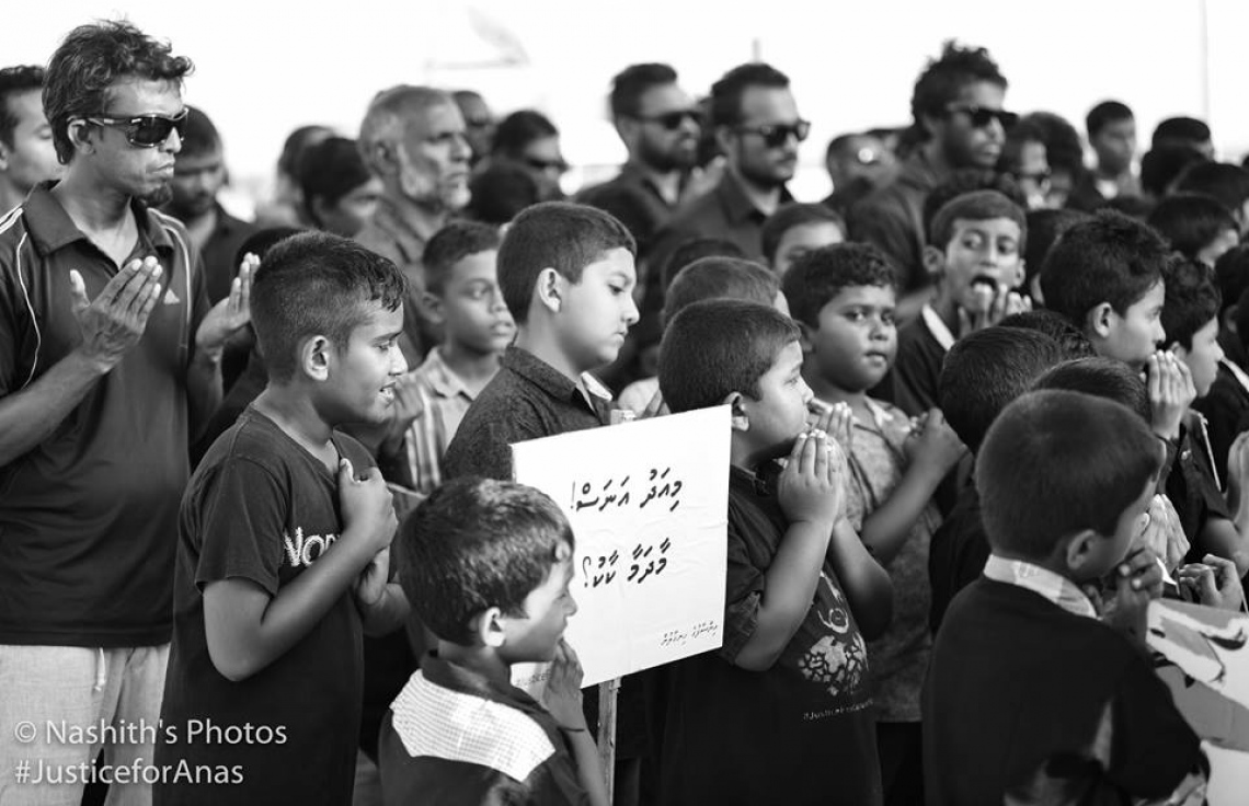 ރ. މީދޫ: އޮގަސްޓް 5، 2017: މެޔަށް ވަޅި ހަރައި މިދިޔަ ހަފުތާގައި މަރައިލި މުހައްމަދު އަަނަސް އަށް އިންސާފު ހޯދައިދިނުމަށް ގޮވާލާ އެރަށުގައި ބޭއްވި ހިނގާލުމުގައި އެރަށުގެ ގިނަ ބަޔަކު ބައިވެރިވަނީ: ހަށިގަނޑުގެ 37 ތަނަކަށް ވަޅި ހަރައި އަނަސް މަރާލާފައިވަނީ، މާލޭގެ ލިޓަސް ސާވިސް ސެންޓަރުގެ ތެރޭގައި ހުއްޓައި.-- ފޮޓޯ: ނާޝިތު