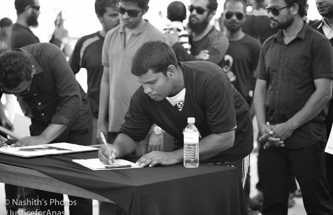 ރ. މީދޫ: އޮގަސްޓް 5، 2017: މެޔަށް ވަޅި ހަރައި މިދިޔަ ހަފުތާގައި މަރައިލި މުހައްމަދު އަަނަސް އަށް އިންސާފު ހޯދައިދިނުމަށް ގޮވާލާ އެރަށުގައި ބޭއްވި ހިނގާލުމުގައި އަނަސްގެ މަރަށް އިންސާފު ހޯދައިދިނުން އަވަސް ކޮށްދިނުމަށް އެދި ޕެޓިޝަނެއްގައި ބަޔަކު ސޮއިކުރަނީ: ހަށިގަނޑުގެ 37 ތަނަކަށް ވަޅި ހަރައި އަނަސް މަރާލާފައިވަނީ، މާލޭގެ ލިޓަސް ސާވިސް ސެންޓަރުގެ ތެރޭގައި ހުއްޓައި.-- ފޮޓޯ: ނާޝިތު