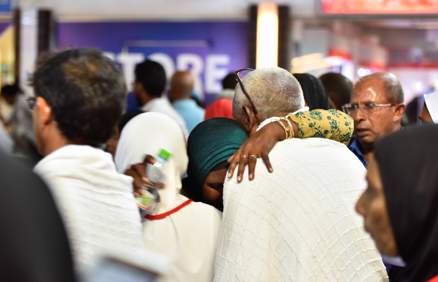 ހައްޖަށް ފުރާ ދެ މީހެއްގެ ގައިގައި އަންހެނަކު ބައްދާލަނީ --މިހާރު ފޮޓޯ: ހުސެއިން ވަހީދު