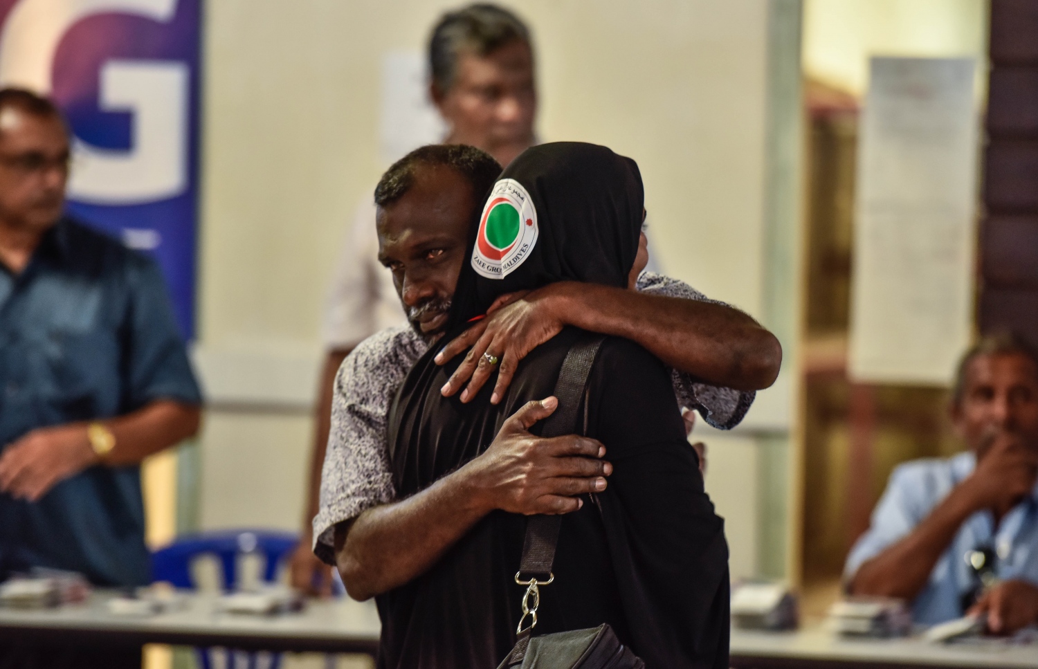 މިފަހަރު ހައްޖަށް ދާ މީހެއްގެ ގައިގައި އާއިލާގެ މެމްބަރަކު ބައްދާލަނީ --މިހާރު ފޮޓޯ: ހުސެއިން ވަހީދު