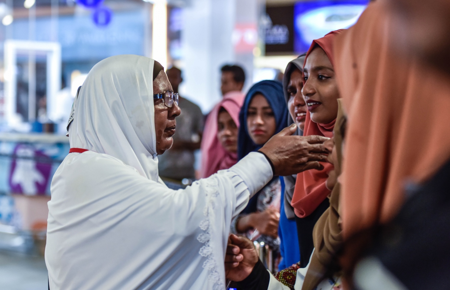 ހައްޖަށް ފުރުމުގެ ކުރިން މީހަކު އާއިލާގެ މެމްބަރުންނާ ސަލާމް ކުރަނީ --މިހާރު ފޮޓޯ: ހުސެއިން ވަހީދު