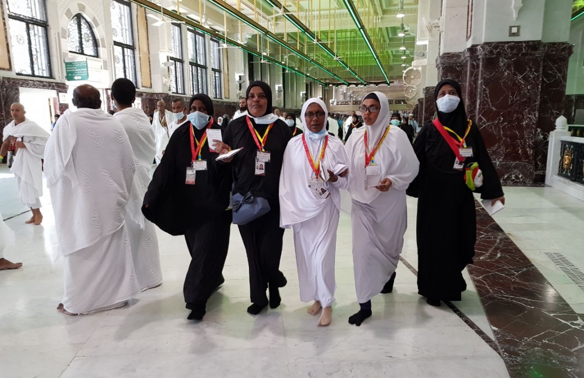 މައްކާ: އޮގަސްޓް 10، 2017: އެމްއެޗްސީއެލްގެ ހައްޖުވެރިން އުމްރާގެ އަޅުކަން އަދާކުރުމަށް ހަރަމްފުޅުގައި.-- ފޮޓޯ: އަހުމަދު އަބުދުﷲ ސައީދު /މިހާރު