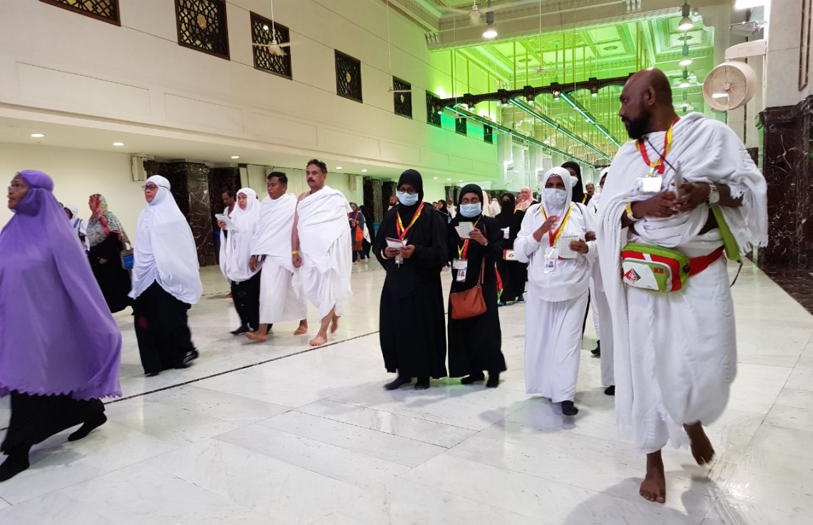 މައްކާ: އޮގަސްޓް 10، 2017: އެމްއެޗްސީއެލްގެ ހައްޖުވެރިން އުމްރާގެ އަޅުކަން އަދާކުރުމަށް ހަރަމްފުޅުގައި.-- ފޮޓޯ: އަހުމަދު އަބުދުﷲ ސައީދު /މިހާރު