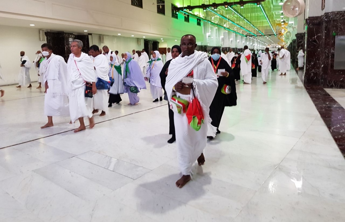 މައްކާ: އޮގަސްޓް 10، 2017: އެމްއެޗްސީއެލްގެ ހައްޖުވެރިން އުމްރާގެ އަޅުކަން އަދާކުރުމަށް ހަރަމްފުޅުގައި.-- ފޮޓޯ: އަހުމަދު އަބުދުﷲ ސައީދު /މިހާރު