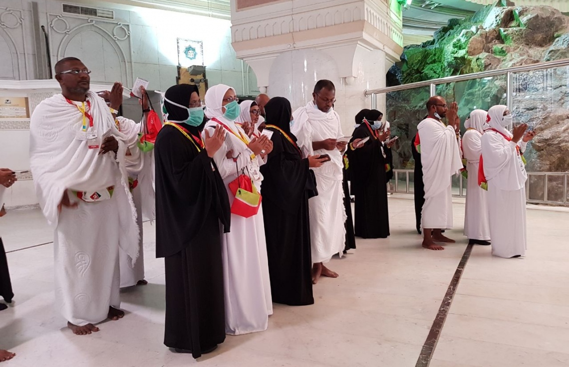 މައްކާ: އޮގަސްޓް 10، 2017: އެމްއެޗްސީއެލްގެ ހައްޖުވެރިން އުމްރާގެ އަޅުކަން އަދާކުރަނީ.-- ފޮޓޯ: އަހުމަދު އަބުދުﷲ ސައީދު /މިހާރު