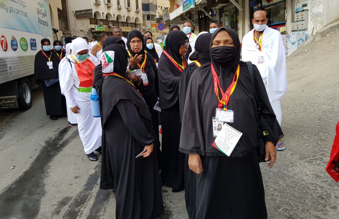 މައްކާ: އޮގަސްޓް 10، 2017: އެމްއެޗްސީއެލްގެ ހައްޖުވެރިން ތިބޭ ހޮޓެލްގެ ބޭރުގައި ހައްޖުވެރިން އުމްރާގެ އަޅުކަން އަދާކުރުމަށް ހަރަމްފުޅަށް ދާން ތައްޔާރުވެގެން.-- ފޮޓޯ: އަހުމަދު އަބުދުﷲ ސައީދު /މިހާރު