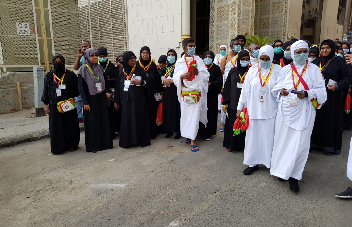 މައްކާ: އޮގަސްޓް 10، 2017: އެމްއެޗްސީއެލްގެ ހައްޖުވެރިން ތިބޭ ހޮޓެލްގެ ބޭރުގައި ހައްޖުވެރިން އުމްރާގެ އަޅުކަން އަދާކުރުމަށް ހަރަމްފުޅަށް ދާން ތައްޔާރުވެގެން.-- ފޮޓޯ: އަހުމަދު އަބުދުﷲ ސައީދު /މިހާރު