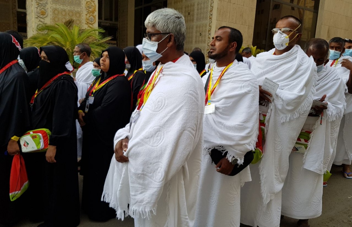 މައްކާ: އޮގަސްޓް 10، 2017: އެމްއެޗްސީއެލްގެ ހައްޖުވެރިން ތިބޭ ހޮޓެލްގެ ބޭރުގައި ހައްޖުވެރިން އުމްރާގެ އަޅުކަން އަދާކުރުމަށް ހަރަމްފުޅަށް ދާން ތައްޔާރުވެގެން.-- ފޮޓޯ: އަހުމަދު އަބުދުﷲ ސައީދު /މިހާރު