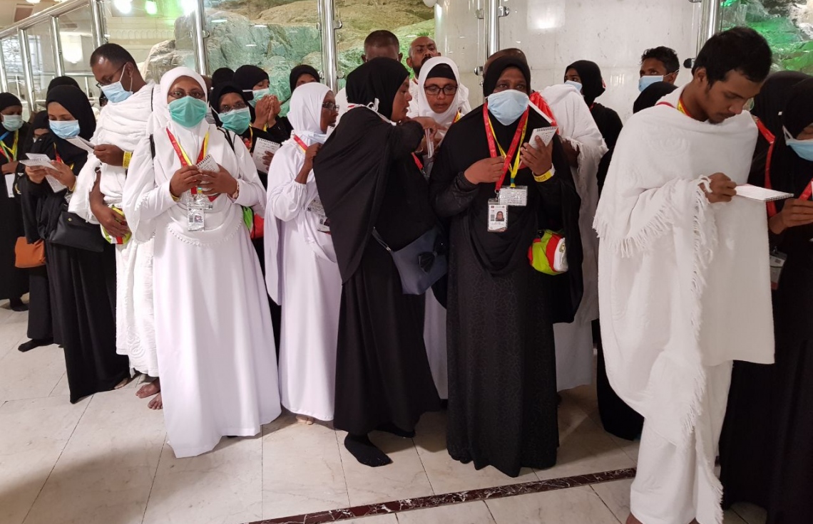 މައްކާ: އޮގަސްޓް 10، 2017: ހައްޖުވެރިން އުމްރާގެ އަޅުކަން އަދާކުރުމަށް ހަރަމްފުޅުގައި.-- ފޮޓޯ: އަހުމަދު އަބުދުﷲ ސައީދު /މިހާރު