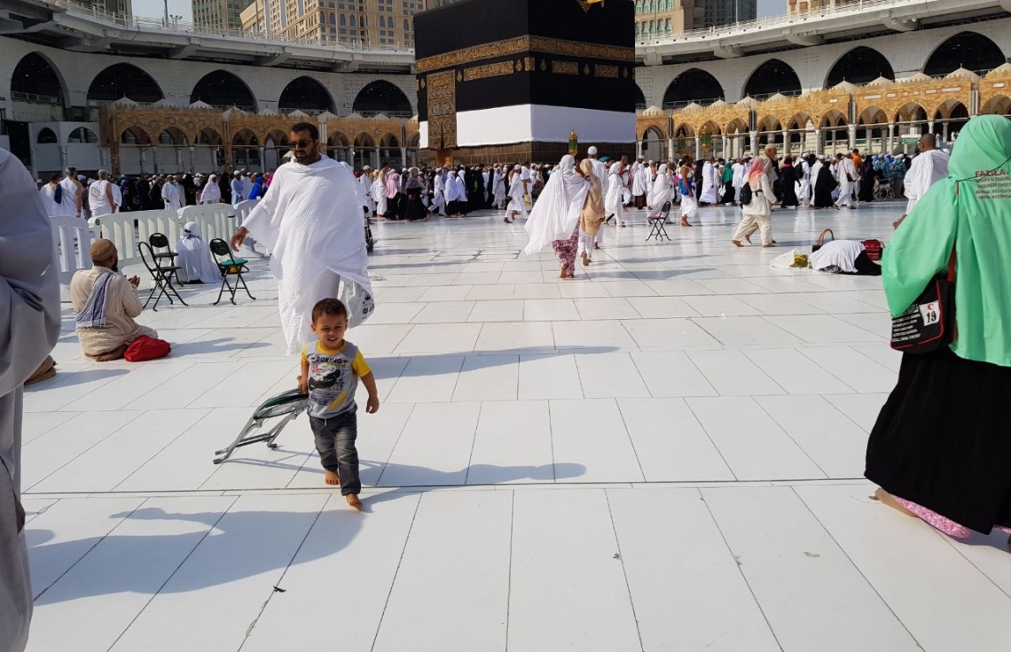 މައްކާ: އޮގަސްޓް 10، 2017: ހައްޖުވެރިން އުމްރާގެ އަޅުކަން އަދާކުރުމަށް ހަރަމްފުޅުގައި.-- ފޮޓޯ: އަހުމަދު އަބުދުﷲ ސައީދު /މިހާރު