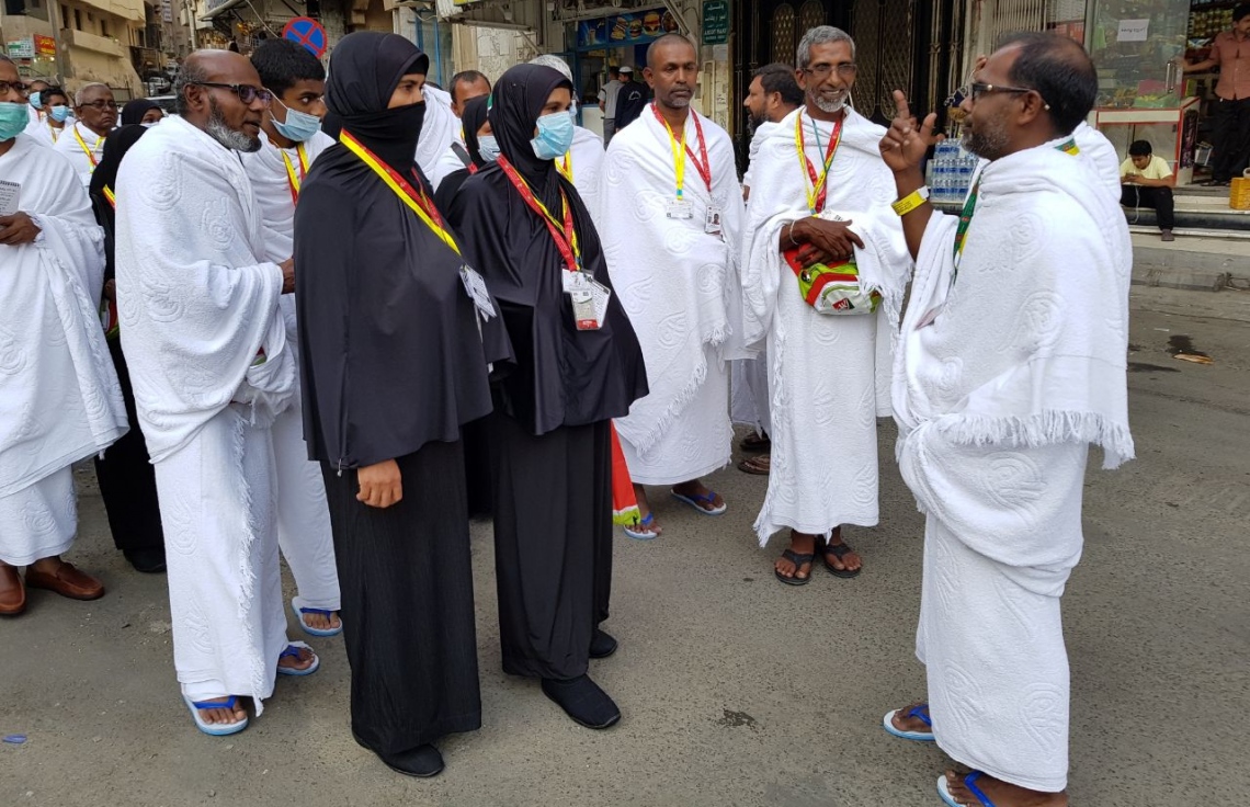 މައްކާ: އޮގަސްޓް 10، 2017: އެމްއެޗްސީއެލްގެ ހައްޖުވެރިން ތިބޭ ހޮޓެލްގެ ބޭރުގައި ހައްޖުވެރިން އުމްރާގެ އަޅުކަން އަދާކުރުމަށް ހަރަމްފުޅަށް ދާން ތައްޔާރުވެގެން.-- ފޮޓޯ: އަހުމަދު އަބުދުﷲ ސައީދު /މިހާރު