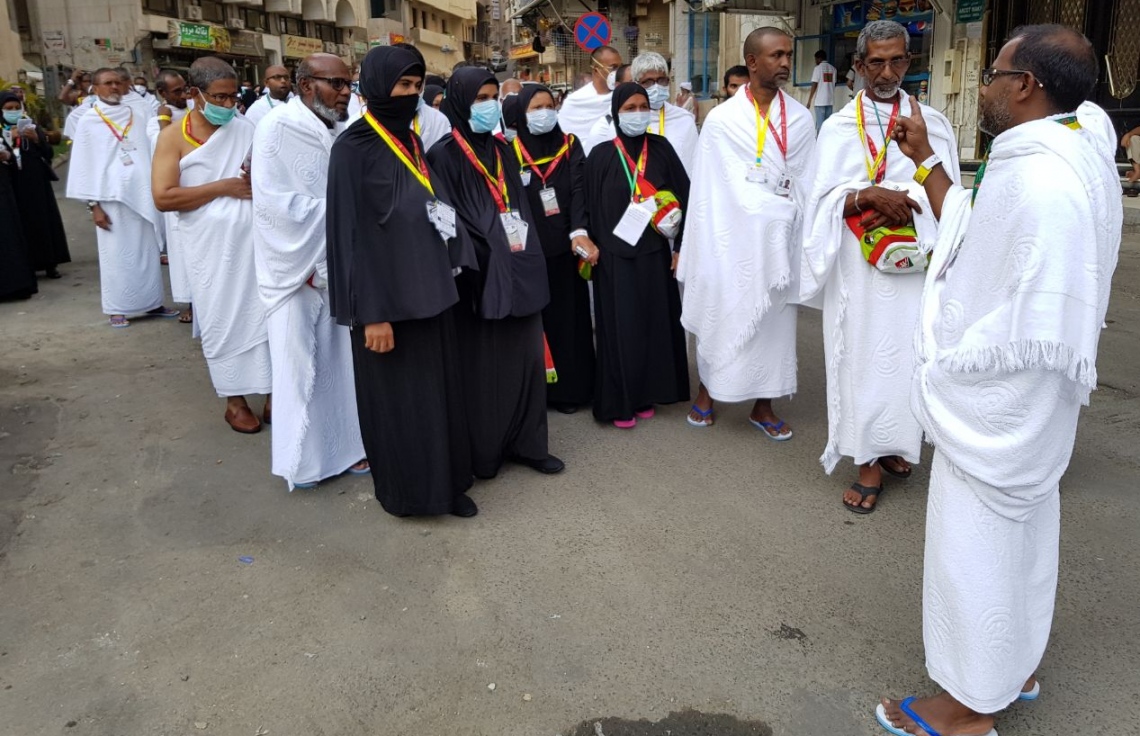 މައްކާ: އޮގަސްޓް 10، 2017: އެމްއެޗްސީއެލްގެ ހައްޖުވެރިން ތިބޭ ހޮޓެލްގެ ބޭރުގައި ހައްޖުވެރިން އުމްރާގެ އަޅުކަން އަދާކުރުމަށް ހަރަމްފުޅަށް ދާން ތައްޔާރުވެގެން.-- ފޮޓޯ: އަހުމަދު އަބުދުﷲ ސައީދު /މިހާރު