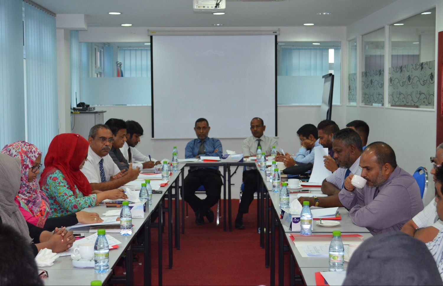 އެޗްއާރުސީއެމުން ސަރުކާރުގެ ބައެއް އިދާރާތަކާ އެކު ބޭއްވި ބައްދަލުވުމެއް - ފޮޓޯ: އެޗްއާރުސީއެމް