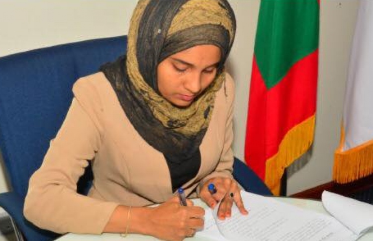 ޕީއެސްގެ ވަޒީފާ ލިބުނު، ދެން އެންގީ ގޭގައި މަޑުކުރަން