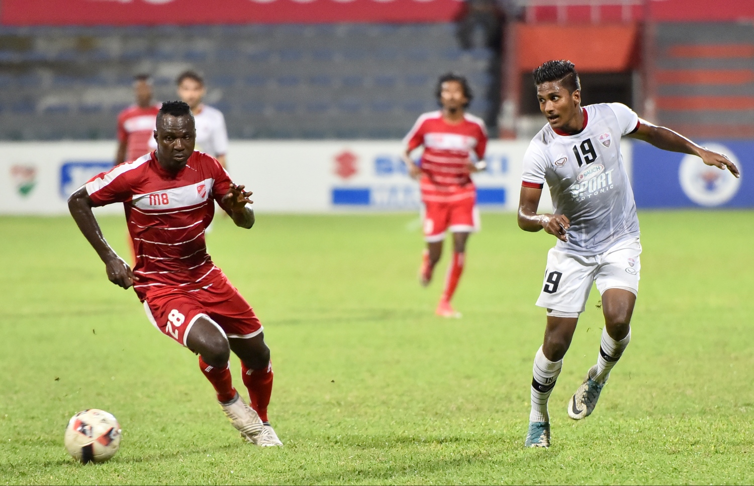 އުރީދޫ ދިވެހި ޕްރިމިއާ ލީގުގައި ޓީސީ އާއި ދ. ކުޑަހުވަދޫ ކުޅުނު މެޗުގެ ތެރެއިން.-- ފޮޓޯ: ނިޝާން އަލީ/ މިހާރު