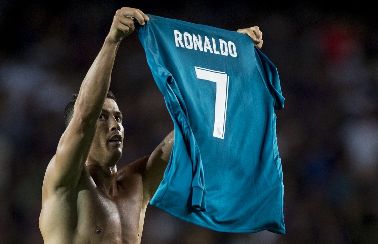 ރެއާލުން ބާސެލޯނާ ބަލިކުރިއިރު، ރޮނާލްޑޯ އަށް ރަތެއް