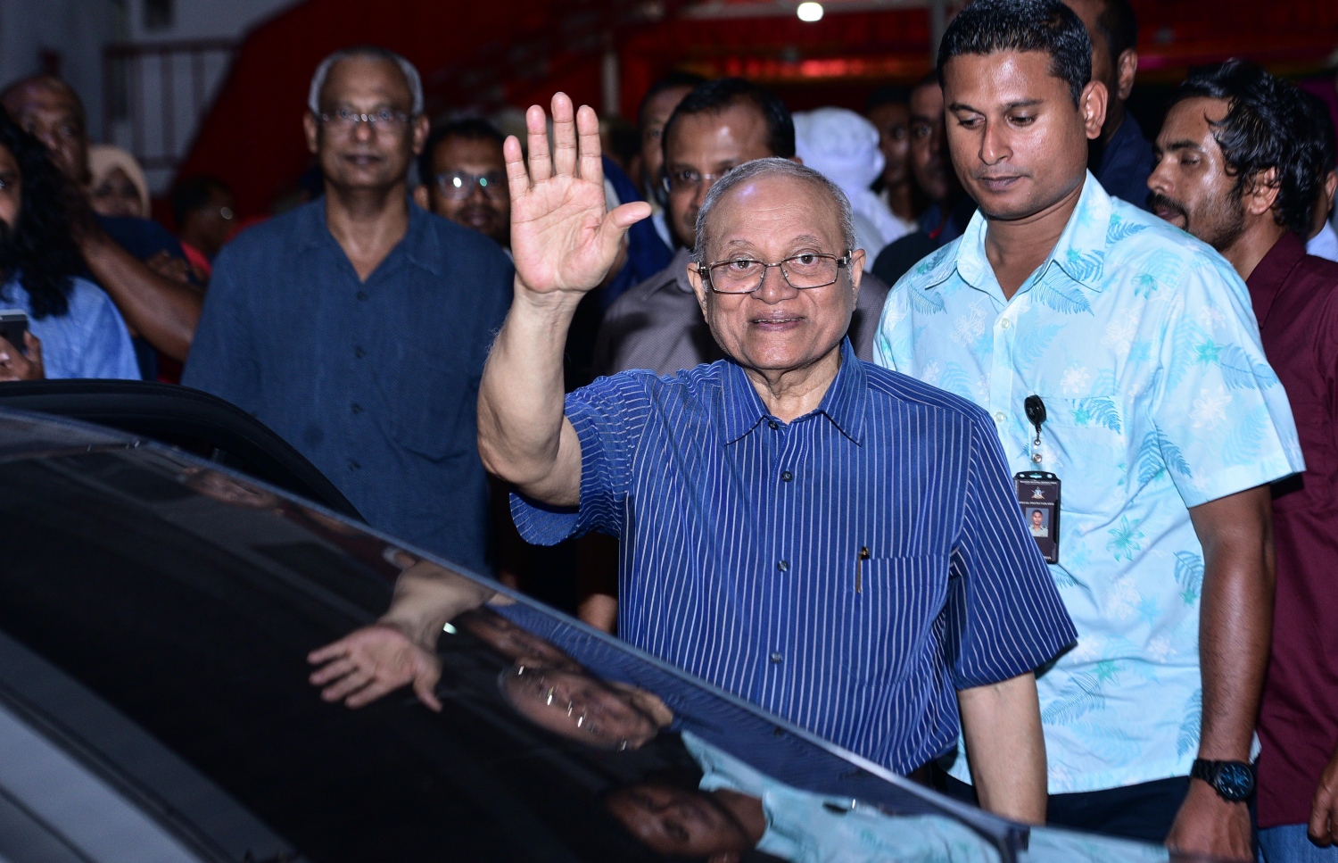 އިދިކޮޅު ފަރާތްތަކުން މިރޭ ބޭއްވި ޖަލްސާގައި ބައިވެރިވެވަޑައިގަތުމަށް ފަހު، މައުމޫން ވަޑައިގަތުމުގެ ކުރިން ސަޕޯޓަރުންނާ ސަލާމް ކުރައްވަނީ.---މިހާރު ފޮޓޯ: ހުސެއިން ވަހީދު