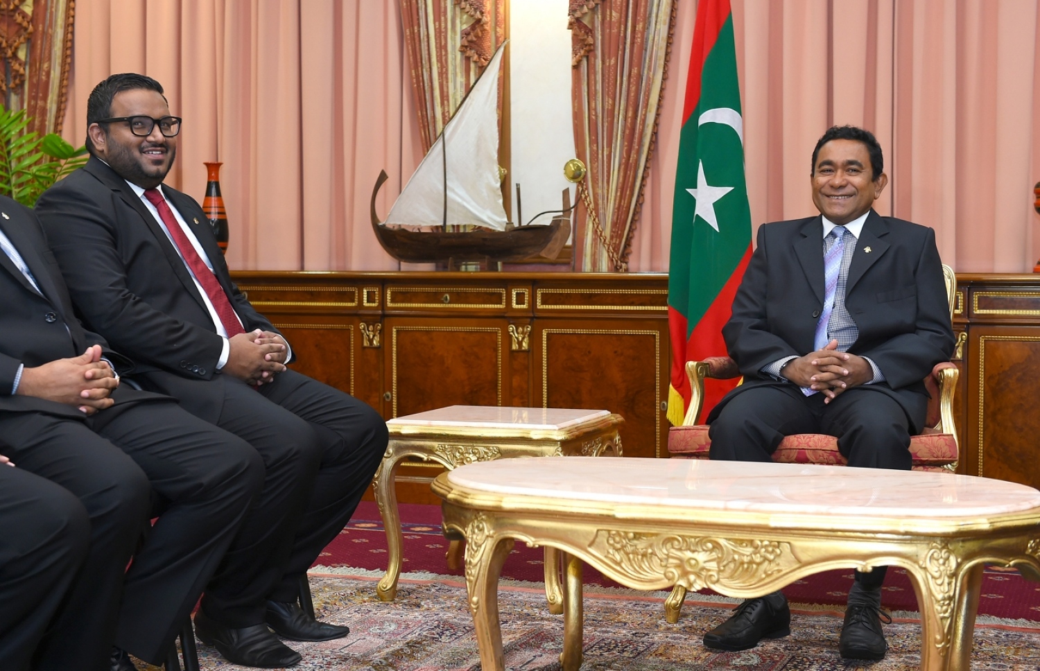 ކުރީގެ ރައީސް އަބްދުﷲ ޔާމީން )ކ( އާއި ކުރީގެ ނައިބު ރައީސް އަހްމަދު އަދީބު. --- ފޮޓޯ/ރައީސް