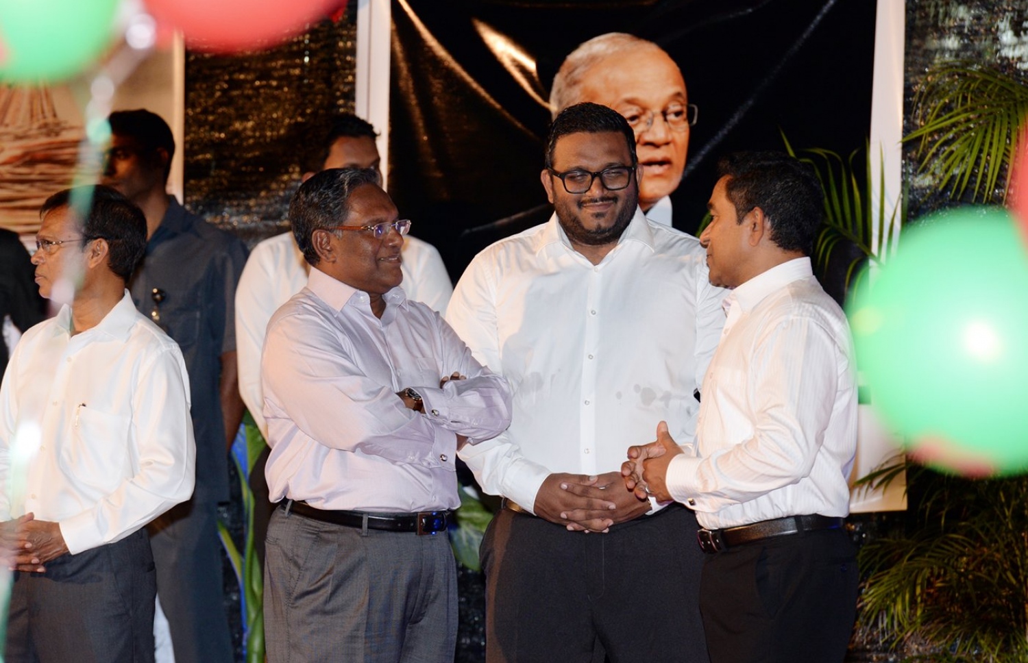 ކުރީގެ ރައީސް އަބްދުﷲ ޔާމީން (ކ)، ކުރީގެ ރައީސް ޑރ. މުހައްމަދު ވަހީދު (ވ) އާދި ކުރީގެ ނައިބު ރައީސް އަހްމަދު އަދީބު. ފުލުހުން އަދީބާއި ޔާމީންގެ ކޯލްތައް ރެކޯޑްކޮށް ވަހީދުގެ ވެރިކަމުގައި އެ މަނިކުފާނަށް ވެސް ހުށަހެޅި. -- ފައިލް ފޮޓޯ: މިހާރު