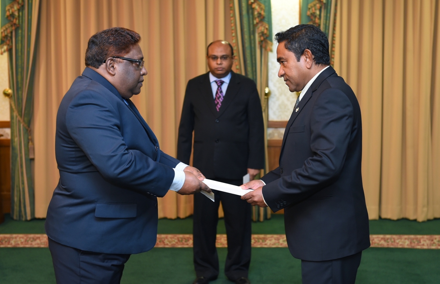 ރައީސް އަބްދުﷲ ޔާމީން (ކ) އާއި އުއްތަމަ ފަނޑިޔާރު އަބްދުﷲ ސައީދު (މ) އަދި ސުޕްރީމް ކޯޓުގެ ފަނޑިޔާރު އަލީ ހަމީދު ޖެނުއަރީ 20، 2015 ގައި ރައީސް އޮފީހުގައި. -- ފޮޓޯ ރައީސް އޮފީސް