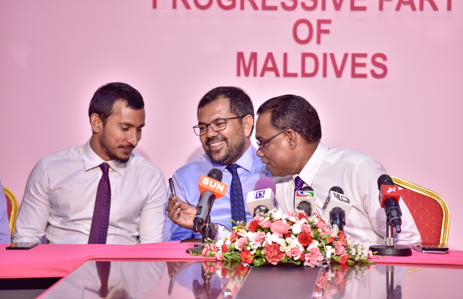 ޕީޕީއެމްގެ ޕްރެސް ކޮންފަރެންސްގައި ލީޑަޝިޕުގެ ބޭފުޅުން ބައިވެރިވެވަޑައިގަންނަވަނީ. --ފޮޓޯ: ނިޝާން އަލީ/ މިހާރު