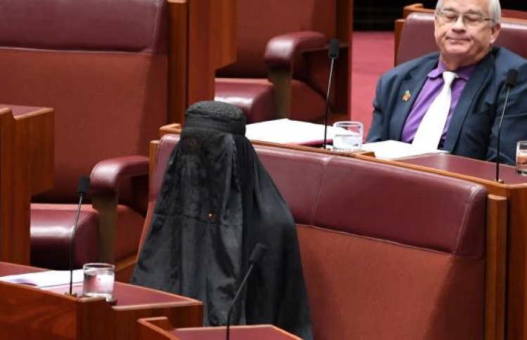 މޫނުބުރުގާއާ އެކު އޮސްޓްރޭލިއާގެ ޕާލަމެންޓަށް ވަދެއްޖެ