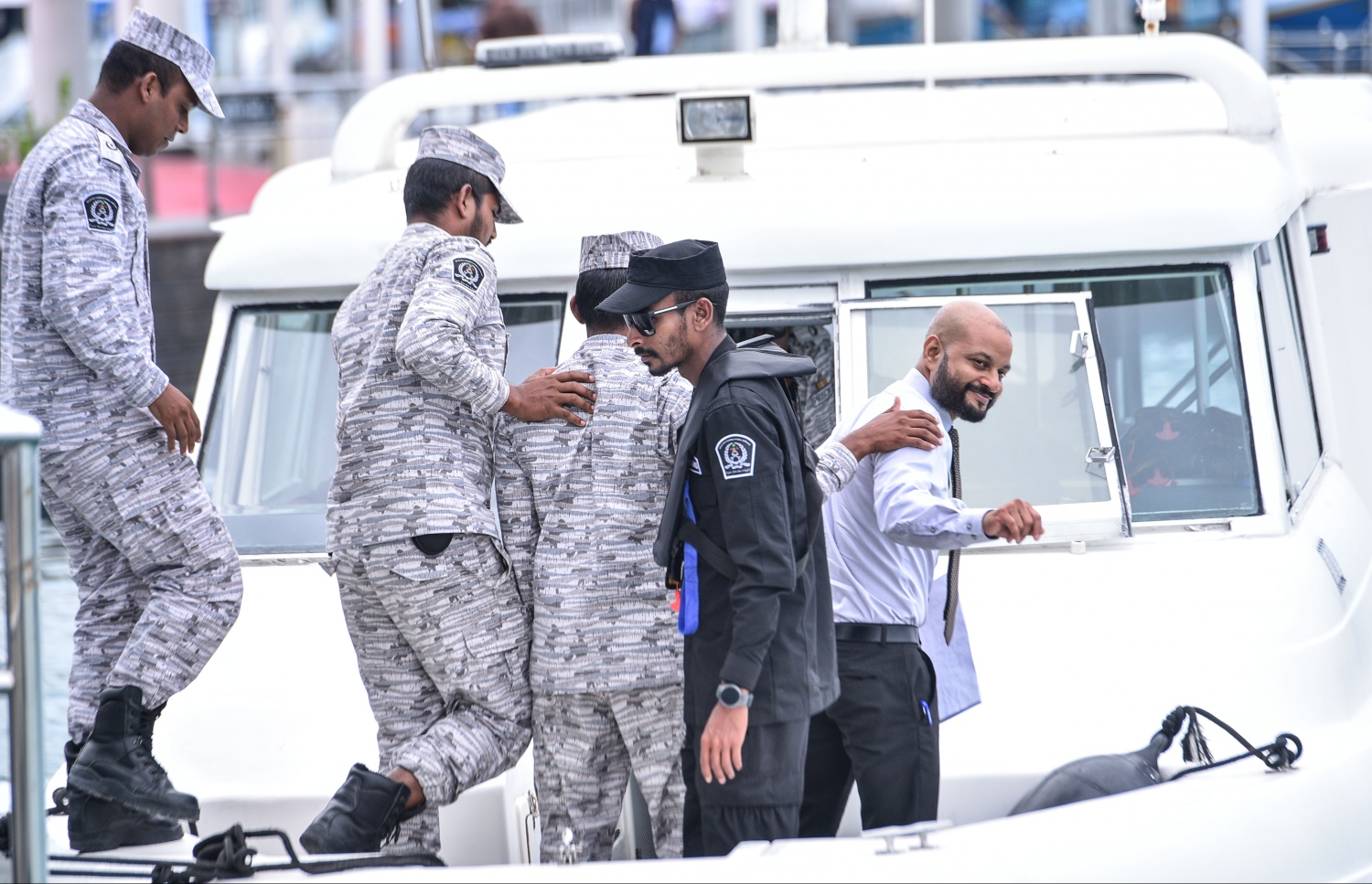 ޝަރީއަތަކަށް ފާރިސް މާލެ ގެންނެވުމަށް ފަހު އަނބުރާ ޖަލަށް ގެންދަވަނީ-- މިހާރު ފޮޓޯ