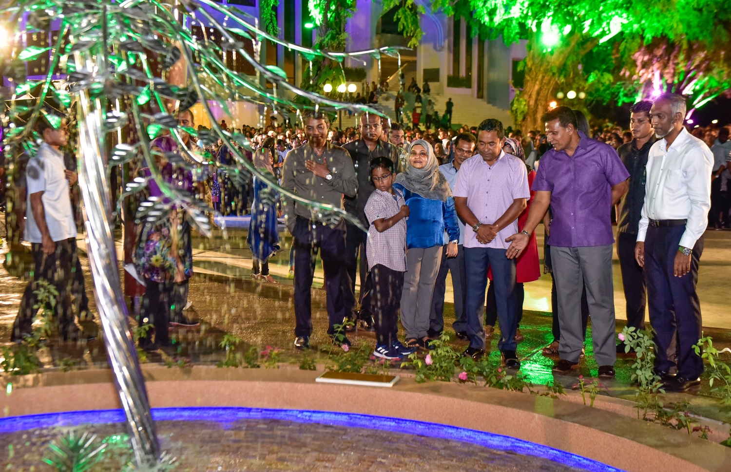 ރަސްރަނި ބަގީޗާ މިރޭ ހުޅުއްވައި ދެއްވުމަށް ފަހު ރައީސް ޔާމީންގެ ދެކަނބަލުން އެތަން ބައްލަވާލައްވަނީ.---މިހާރު ފޮޓޯ: ނިޝާން އަލީ