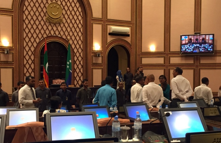 ދެކޮޅުހެދުންތަކާ އެކު ޖަލްސާ ނިންމާލައިފި