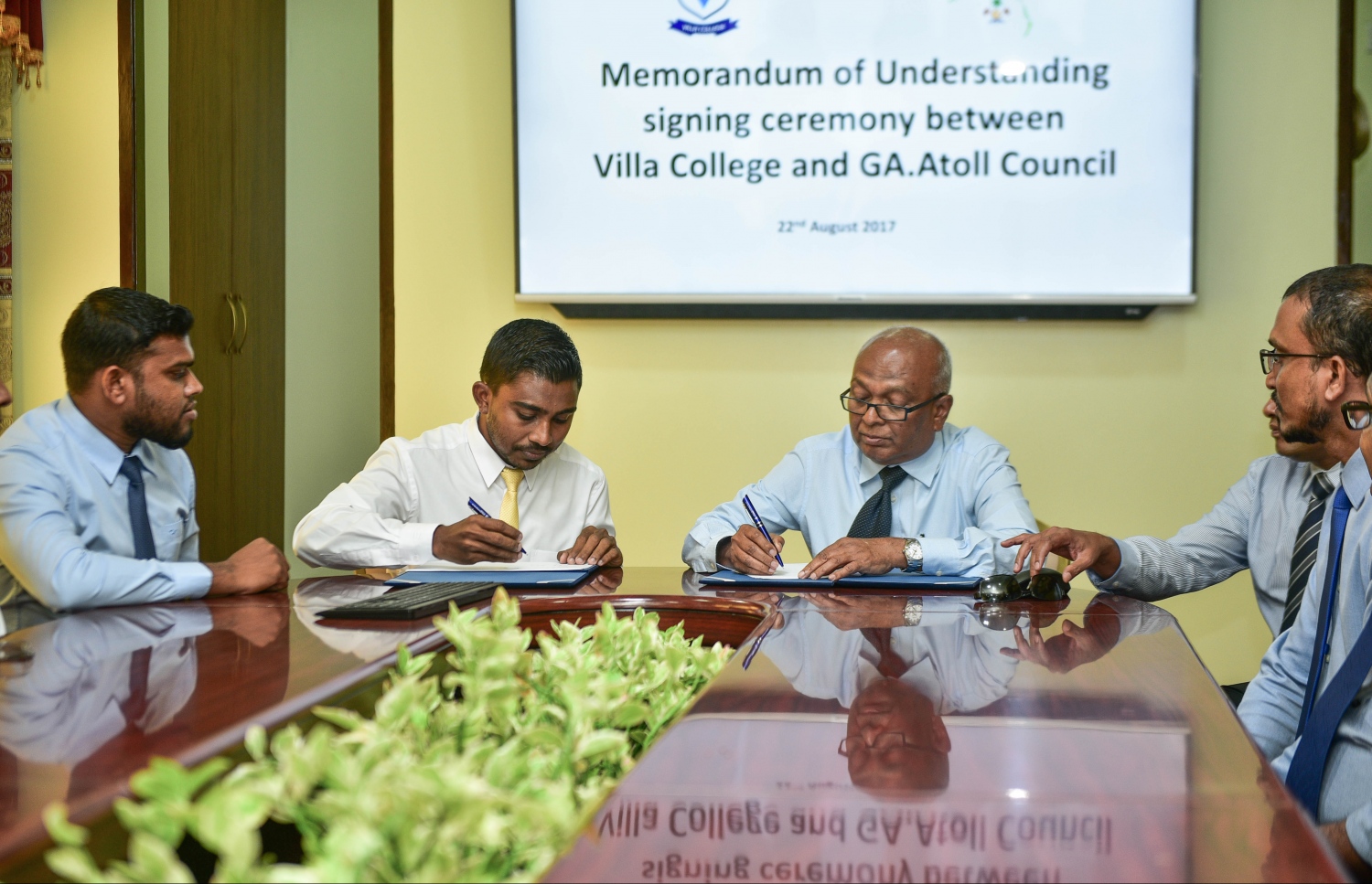 ވިލިނގިލީގައި ވިލާ ކޮލެޖުގެ ކޯސްތައް ފެށުމުގެ އެއްބަސްވުމުގައި އެ ކޮލެޖުގެ ރެކްޓާ ޑރ. އަންވަރު (ކ) އަދި ގއ. އަތޮޅު ކައުންސިލްގެ ރައީސް ފުއާދު ސޮއިކުރައްވަނީ.-- ފޮޓޯ: ހުސެއިން ވަހީދު/ މިހާރު