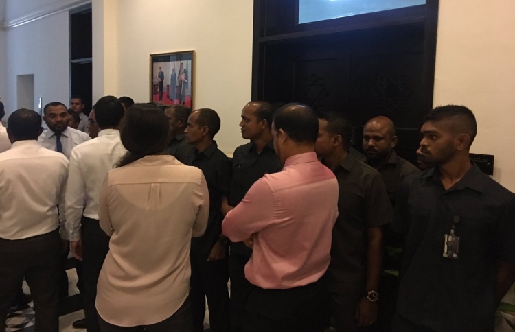 އިދިކޮޅު މެމްބަރުން ކޮމެޓީއަށް ވަންނަން ހުރަސް އަޅައިފި