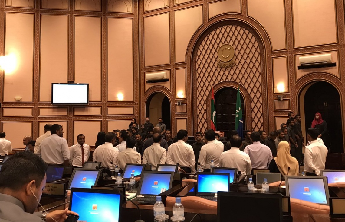 މަޖިލީހުގައި އޮތީ އަވަގުރާނަ ގޮވުމާއި ތަޅާފޮޅުން!