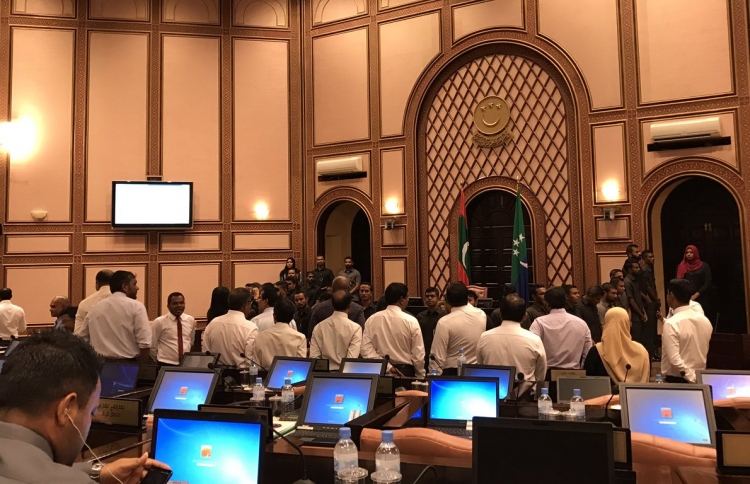 މަޖިލީހުގައި އޮތީ އަވަގުރާނަ ގޮވުމާއި ތަޅާފޮޅުން!